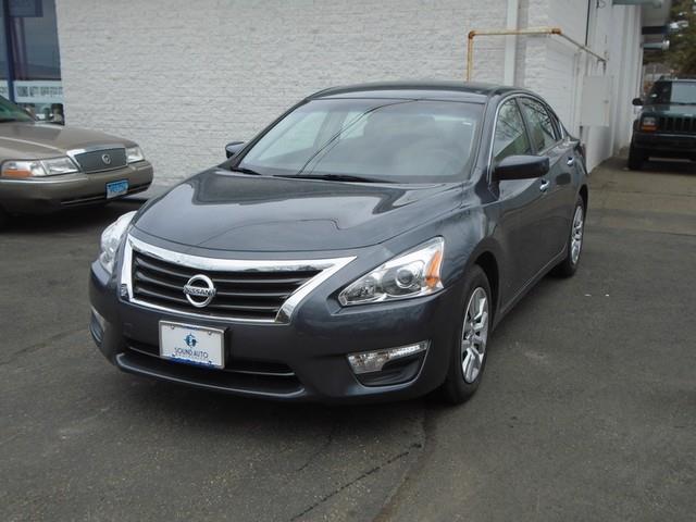 The 2013 Nissan Altima 2.5 photos