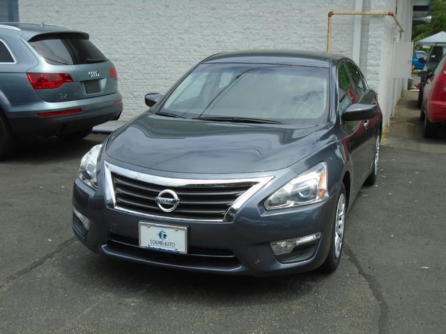 The 2013 Nissan Altima 2.5 photos