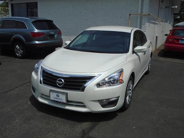 The 2013 Nissan Altima 2.5 photos