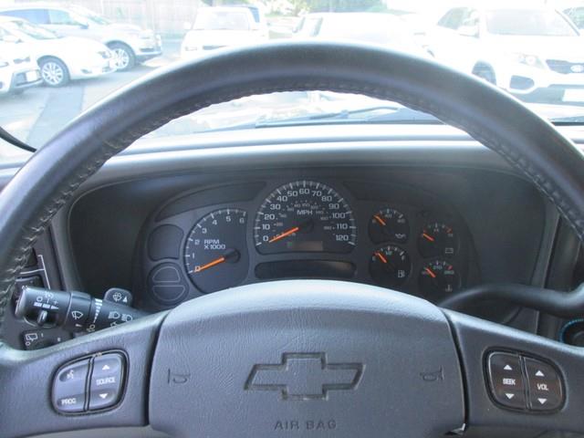 2004 Chevrolet Tahoe LS photo