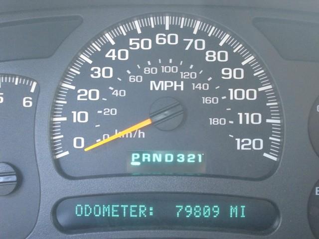 2004 Chevrolet Tahoe LS photo