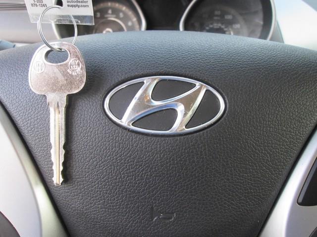 2011 Hyundai Elantra GLS photo
