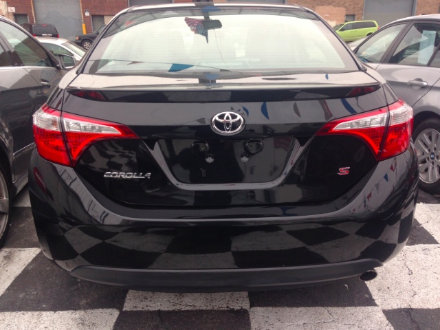2015 Toyota Corolla 4dr Sdn CVT S (Natl) photo