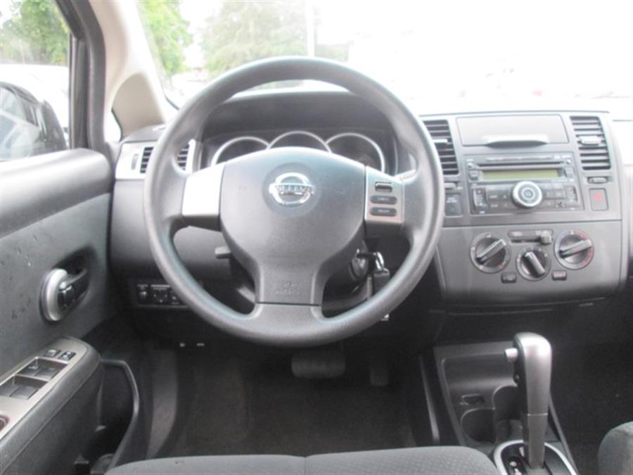 2011 Nissan Versa 1.8 S photo