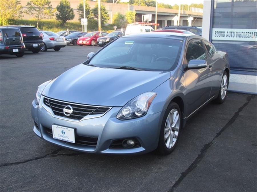 The 2011 Nissan Altima 3.5 SR photos