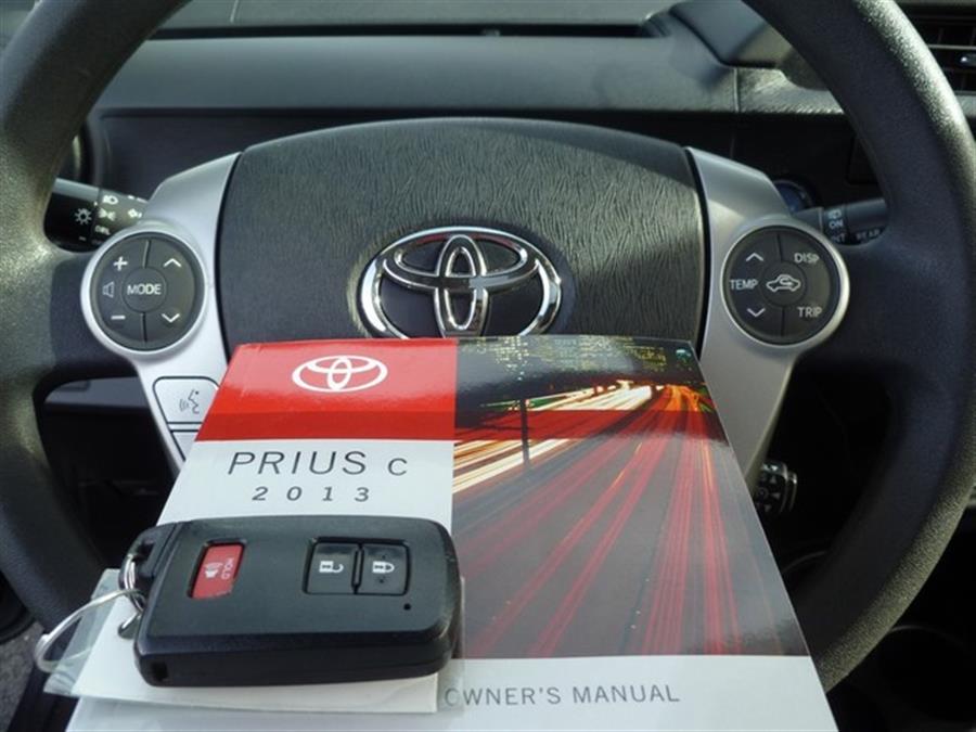 2013 Toyota Prius c One photo