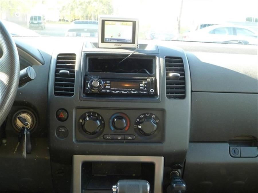 2005 Nissan Pathfinder XE photo