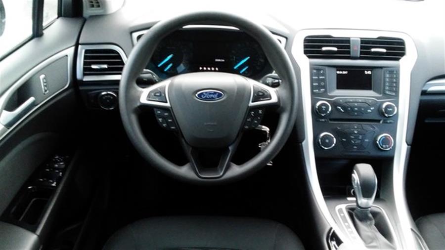 2016 Ford Fusion SE photo