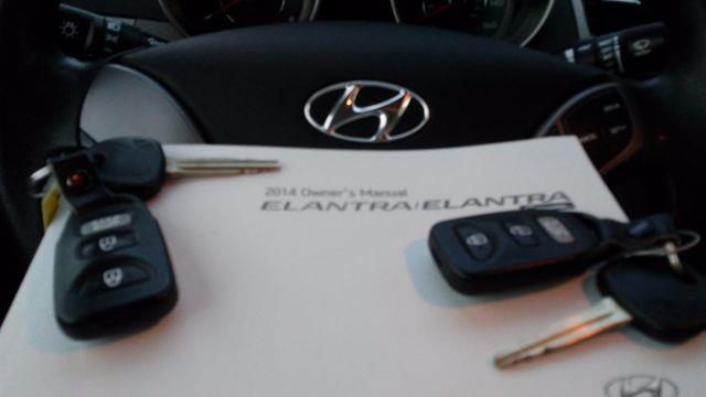 2014 Hyundai Elantra SE photo