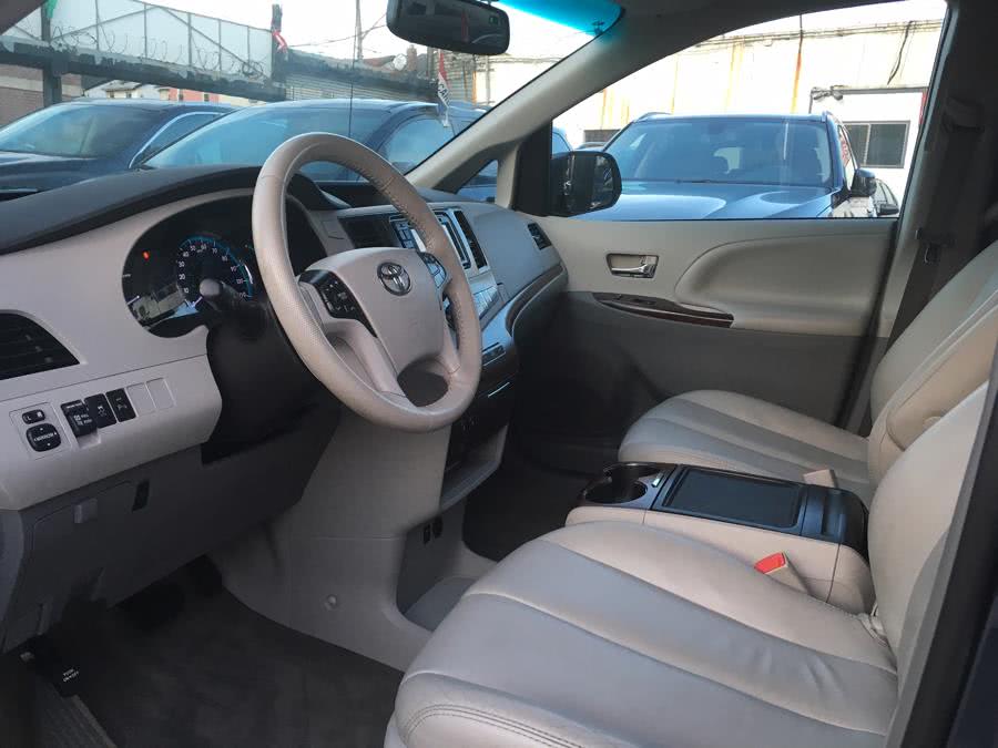 2014 Toyota Sienna XLE 7-Passenger Auto Access Se photo