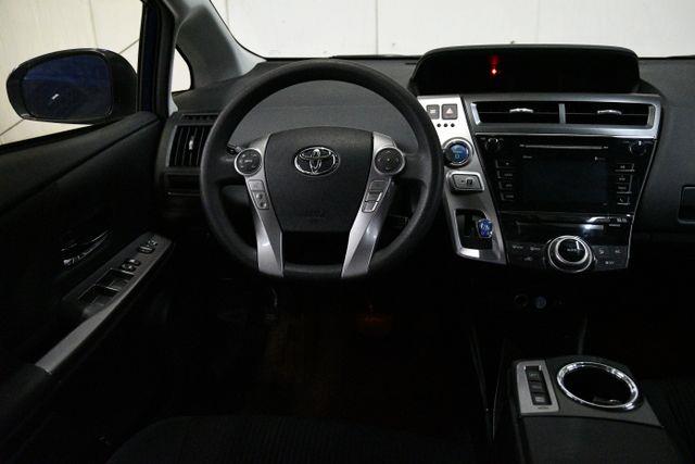 2015 Toyota Prius v Five photo
