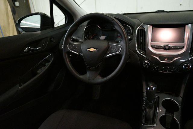 2017 Chevrolet Cruze LT Hatchback photo