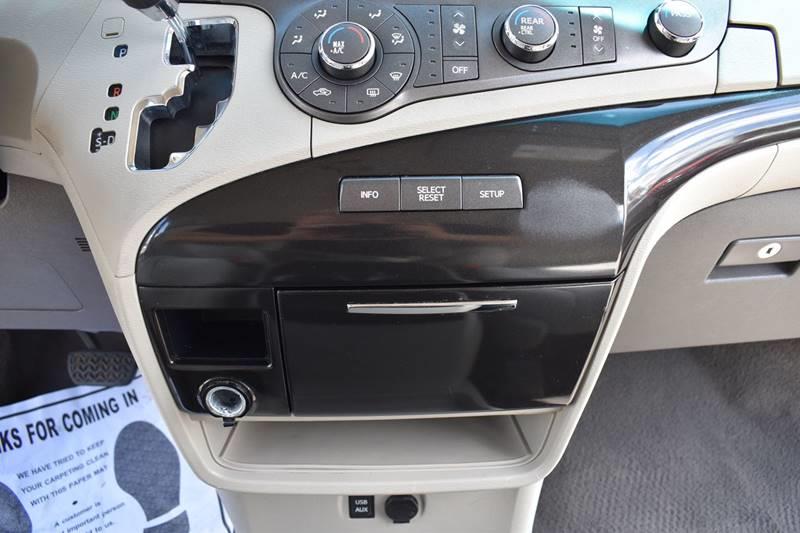 2011 Toyota Sienna LE 8-Passenger photo