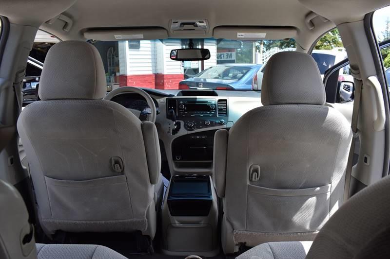 2011 Toyota Sienna LE 8-Passenger photo