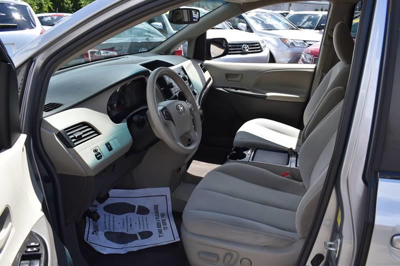 2011 Toyota Sienna LE 8-Passenger photo