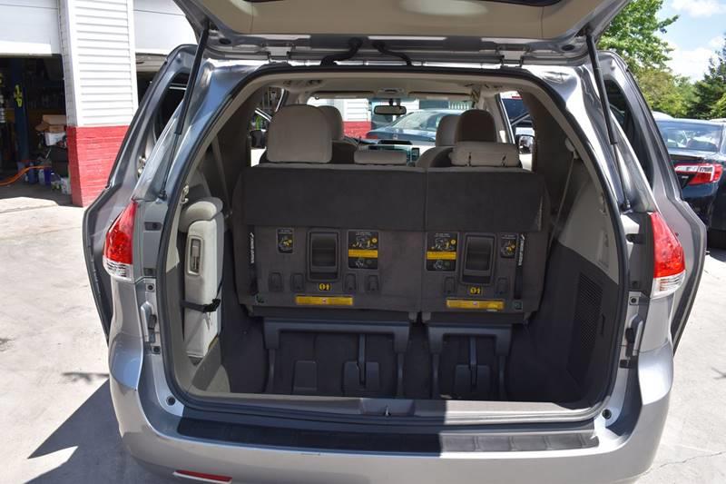 2011 Toyota Sienna LE 8-Passenger photo