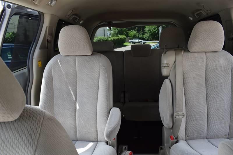 2011 Toyota Sienna LE 8-Passenger photo