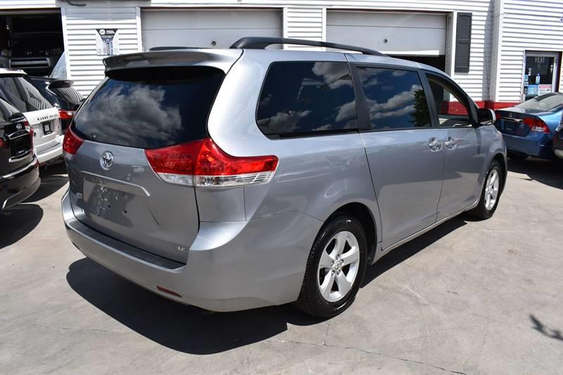 2011 Toyota Sienna LE 8-Passenger photo