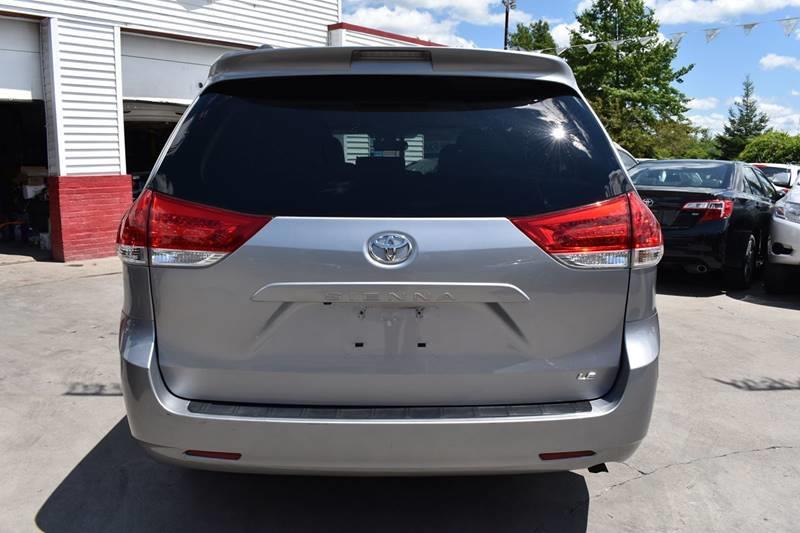 2011 Toyota Sienna LE 8-Passenger photo