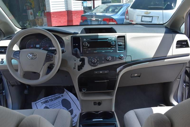 2011 Toyota Sienna LE 8-Passenger photo