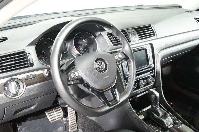 2016 Volkswagen Passat 3.6L V6 SEL Premium photo