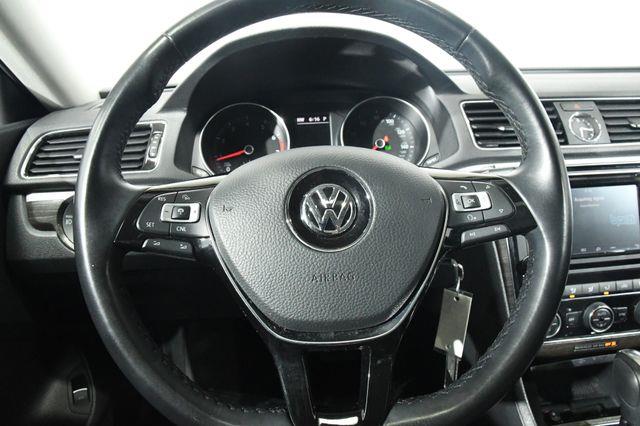 2016 Volkswagen Passat 1.8T SE w/ Tech photo