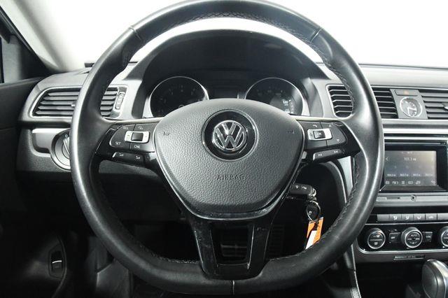 2016 Volkswagen Passat 1.8T R-Line photo
