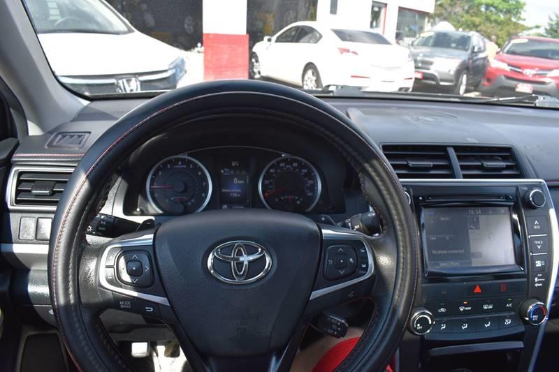 The 2015 Toyota Camry SE 4dr Sedan