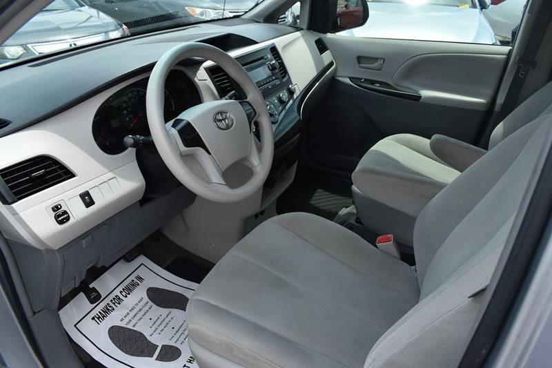 2014 Toyota Sienna L 7-Passenger photo