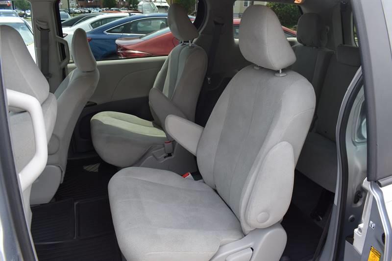 2014 Toyota Sienna L 7-Passenger photo