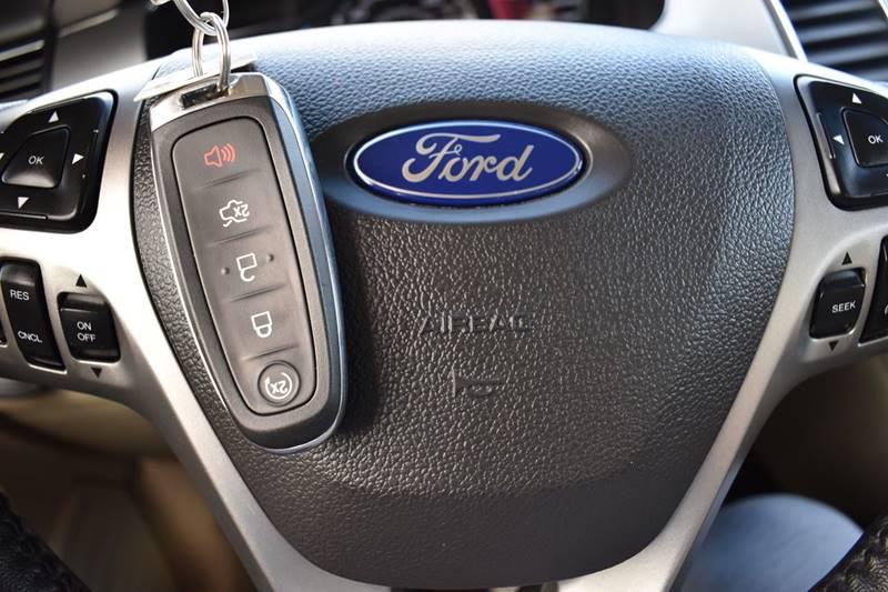 2017 Ford Taurus SEL AWD 4dr Sedan photo