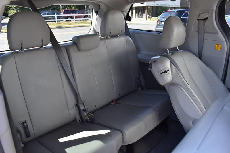 2013 Toyota Sienna XLE 7-Passenger Auto Access Se photo