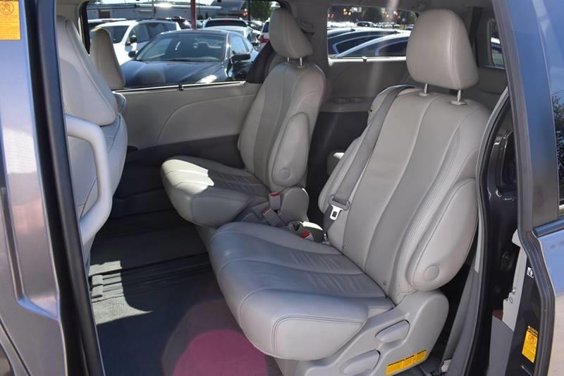 2013 Toyota Sienna XLE 7-Passenger Auto Access Se photo