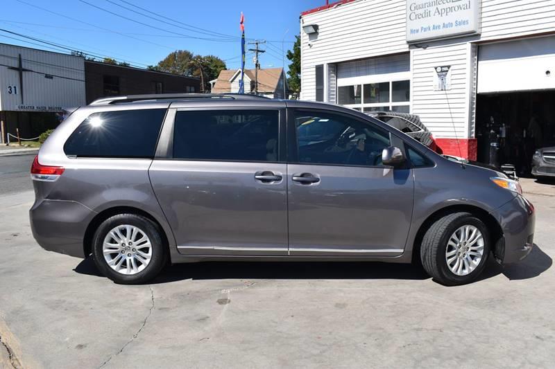 2013 Toyota Sienna XLE 7-Passenger Auto Access Se photo