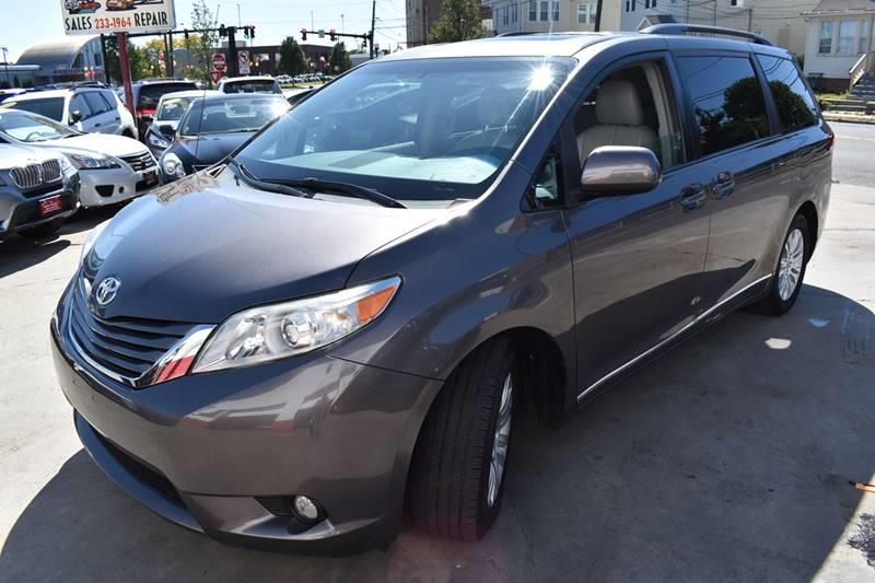 2013 Toyota Sienna XLE 7-Passenger Auto Access Se photo