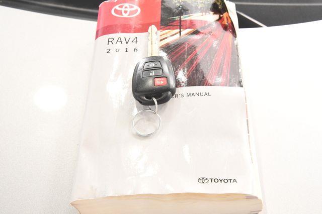 2016 Toyota RAV4 LE photo