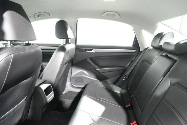 2016 Volkswagen Passat 1.8T R-Line w/Comfort Pkg photo