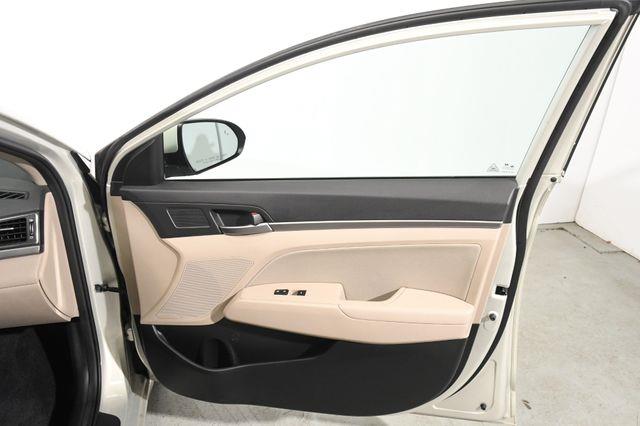 2017 Hyundai Elantra SE w/ Blind Spot / Heated Seat photo