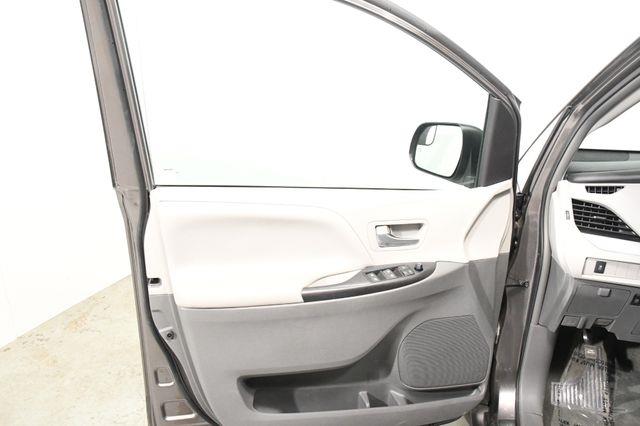 2017 Toyota Sienna LE 8 Passenger photo