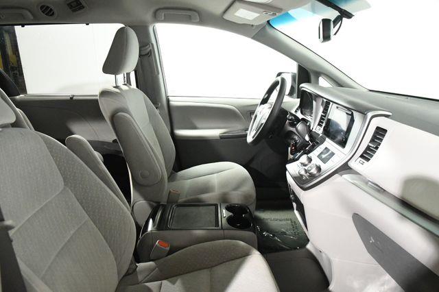 2017 Toyota Sienna LE 8 Passenger photo