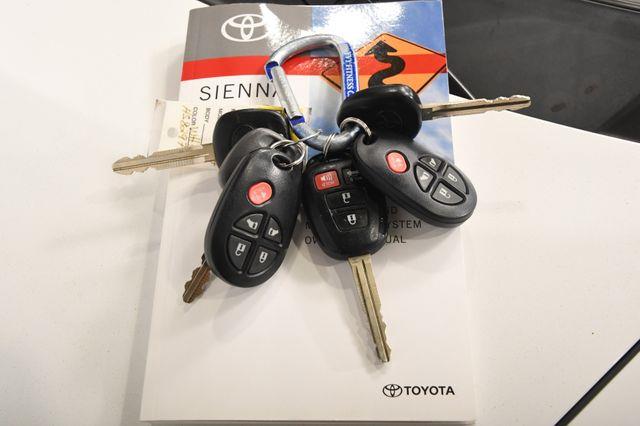 2017 Toyota Sienna LE Auto Access Seat photo