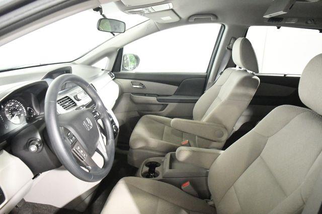 2017 Honda Odyssey SE w/ DvD photo