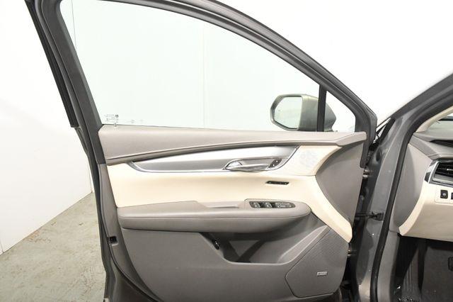2017 Cadillac XT5 Luxury AWD w/ Safety Apple Car photo