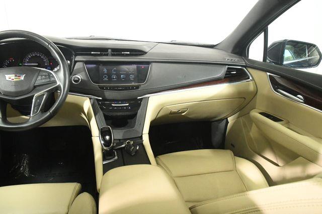 The 2017 Cadillac XT5 Luxury AWD w/Apple Carplay/ Sa