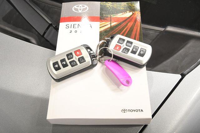 2017 Toyota Sienna XLE Premium photo