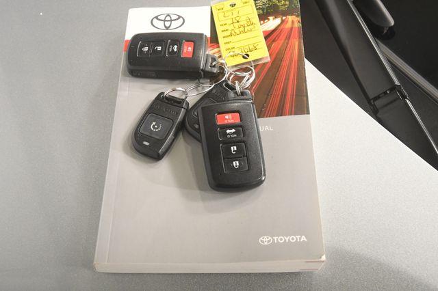 2018 Toyota Avalon Hybrid Limited w/ Safety Tech photo