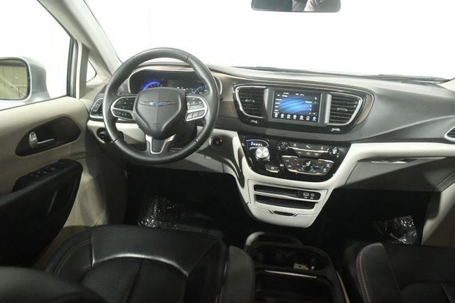 2018 Chrysler Pacifica Touring L w/ Car Play/ Blind S photo