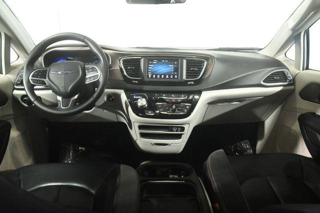 2018 Chrysler Pacifica Touring L w/ Car Play/ Blind S photo