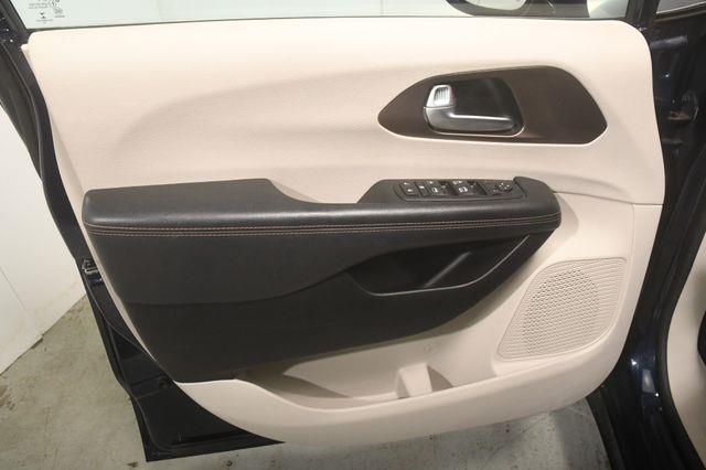 2017 Chrysler Pacifica Touring-L w/ Blind Spot/ Safet photo