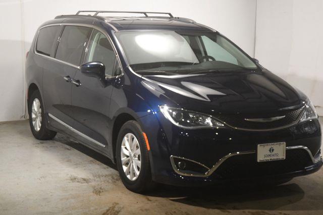 2017 Chrysler Pacifica Touring-L w/ Blind Spot/ Safet photo